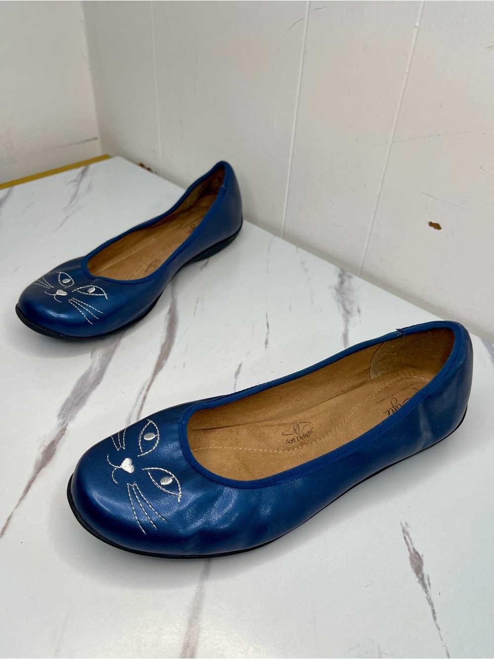 Soft Style Blue Ballet Flats with Silver Cat Face Size 8.5M - Picture 2 of 7